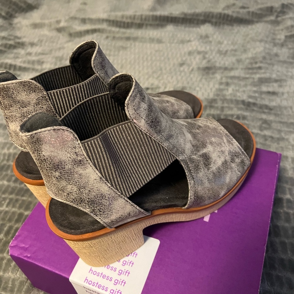 Shoes - Picture 2 of 3